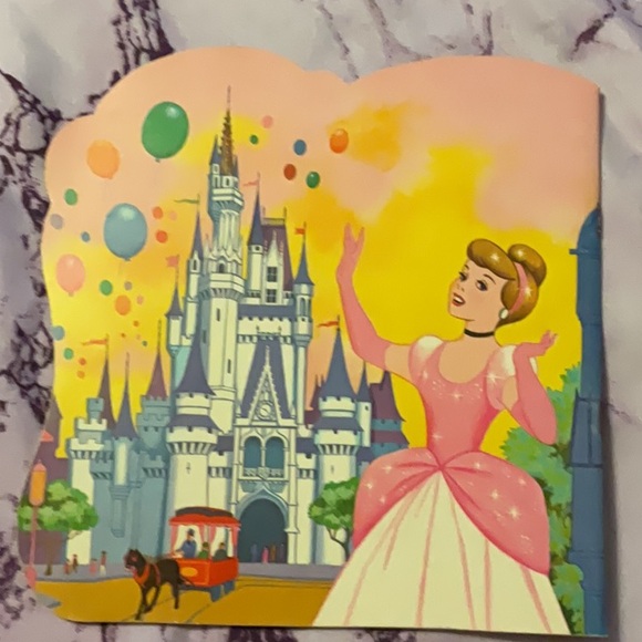 Golden Shape Book Cinderella’s Castle - Picture 2 of 3